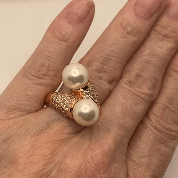 SHELL PEARL SIMULATED DIAMOND RING - Picture 8 of 8